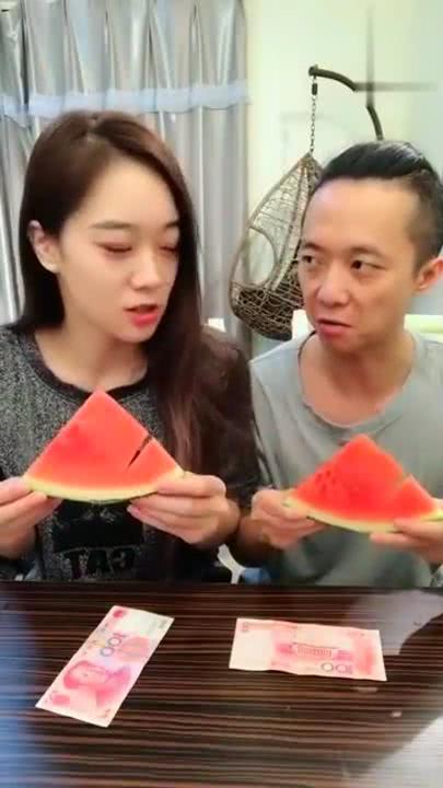 吃瓜夫妇搞笑视频,欢乐满溢的甜蜜瞬间